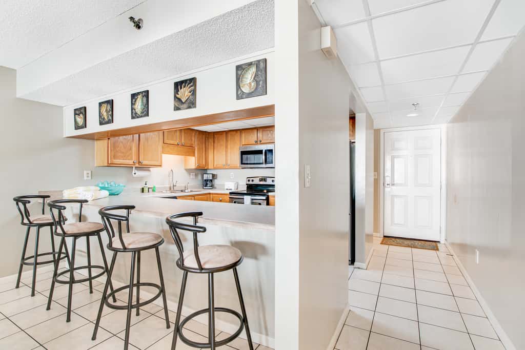 Waterfront beach condo w/ pool, hot tub & tennis available - balcony