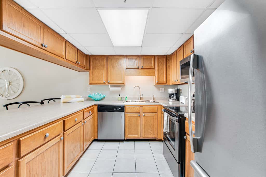 Waterfront beach condo w/ pool, hot tub & tennis available - balcony