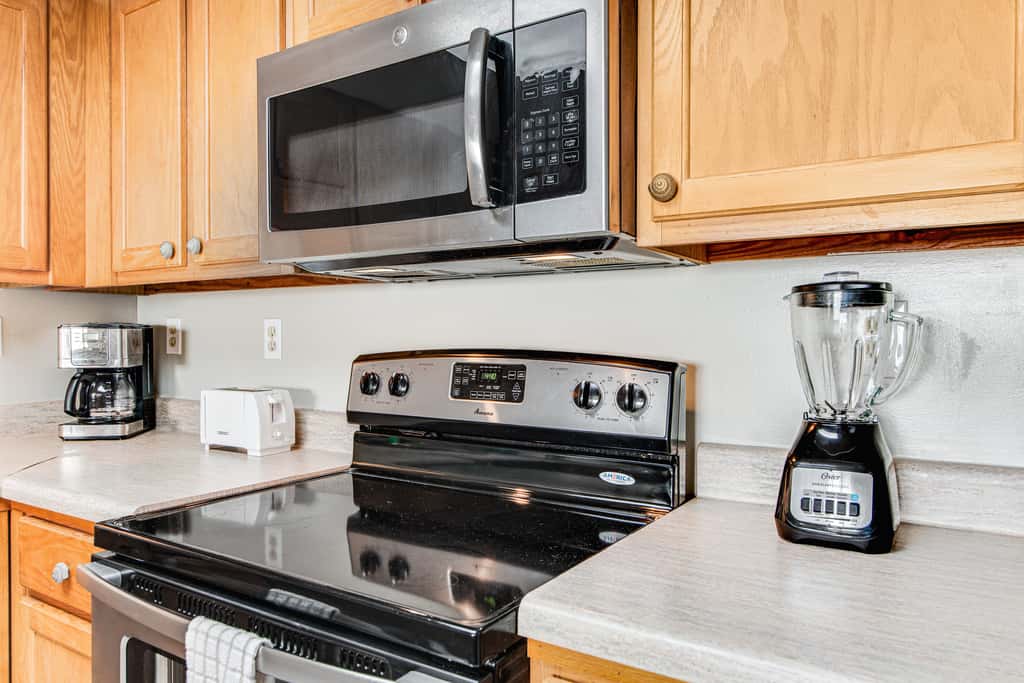 Waterfront beach condo w/ pool, hot tub & tennis available - balcony