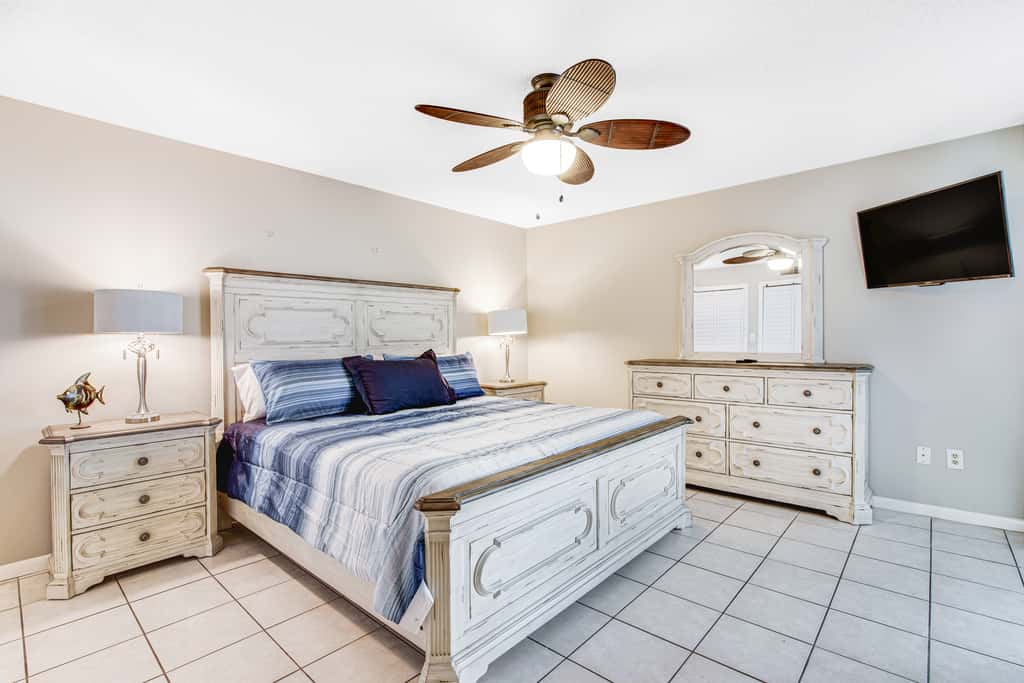 Waterfront beach condo w/ pool, hot tub & tennis available - balcony
