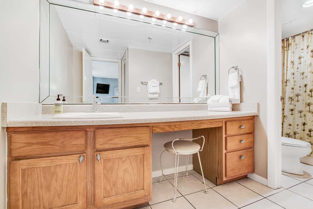 Waterfront beach condo w/ pool, hot tub & tennis available - balcony