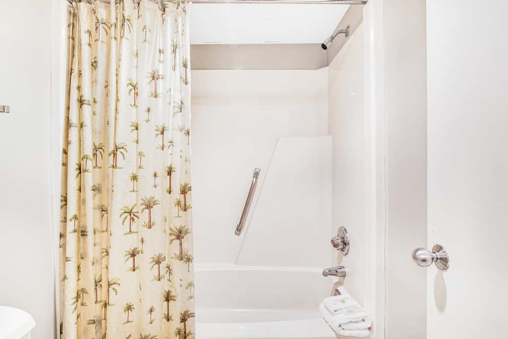 Waterfront beach condo w/ pool, hot tub & tennis available - balcony