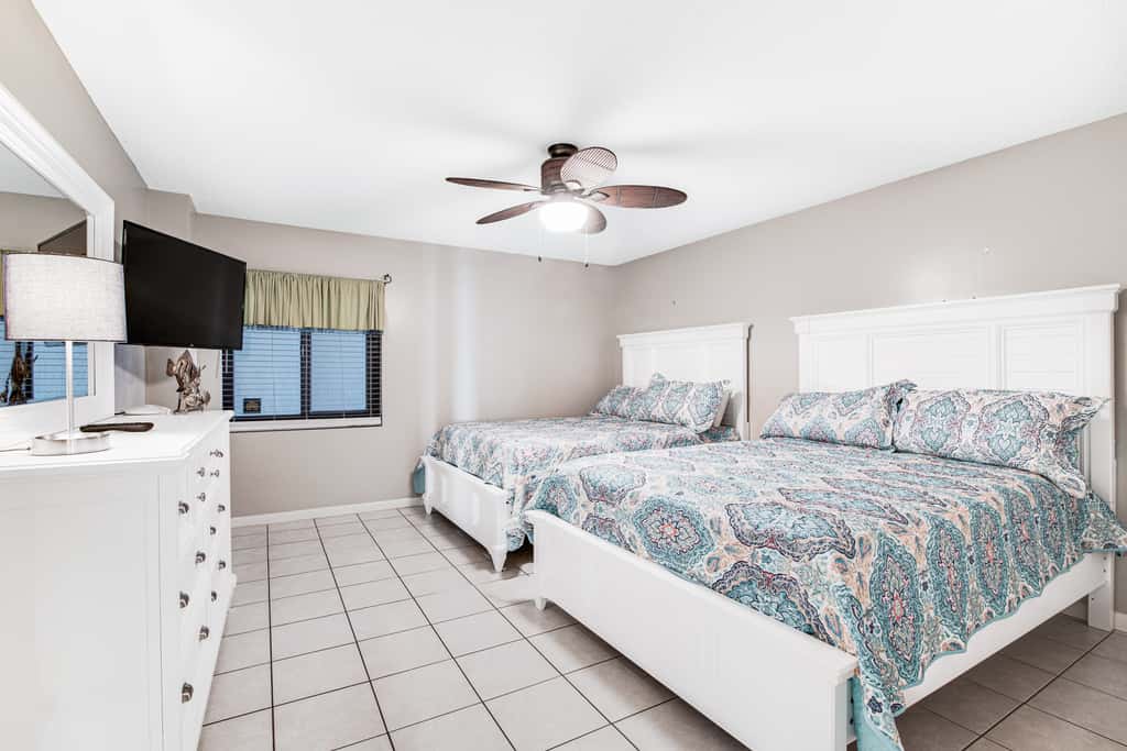 Waterfront beach condo w/ pool, hot tub & tennis available - balcony