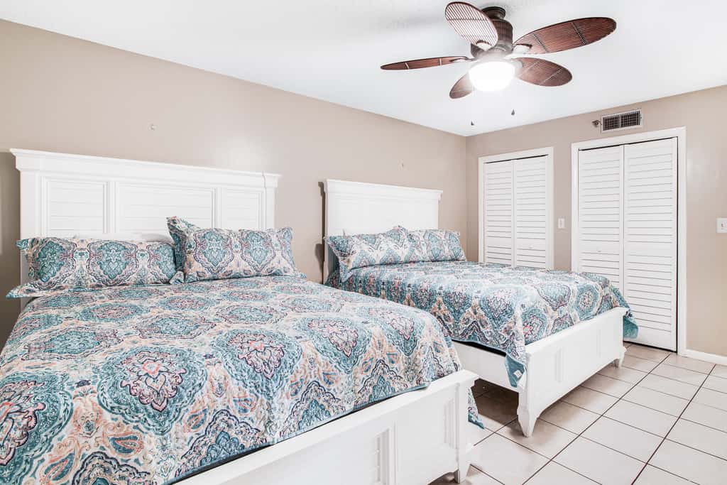 Waterfront beach condo w/ pool, hot tub & tennis available - balcony