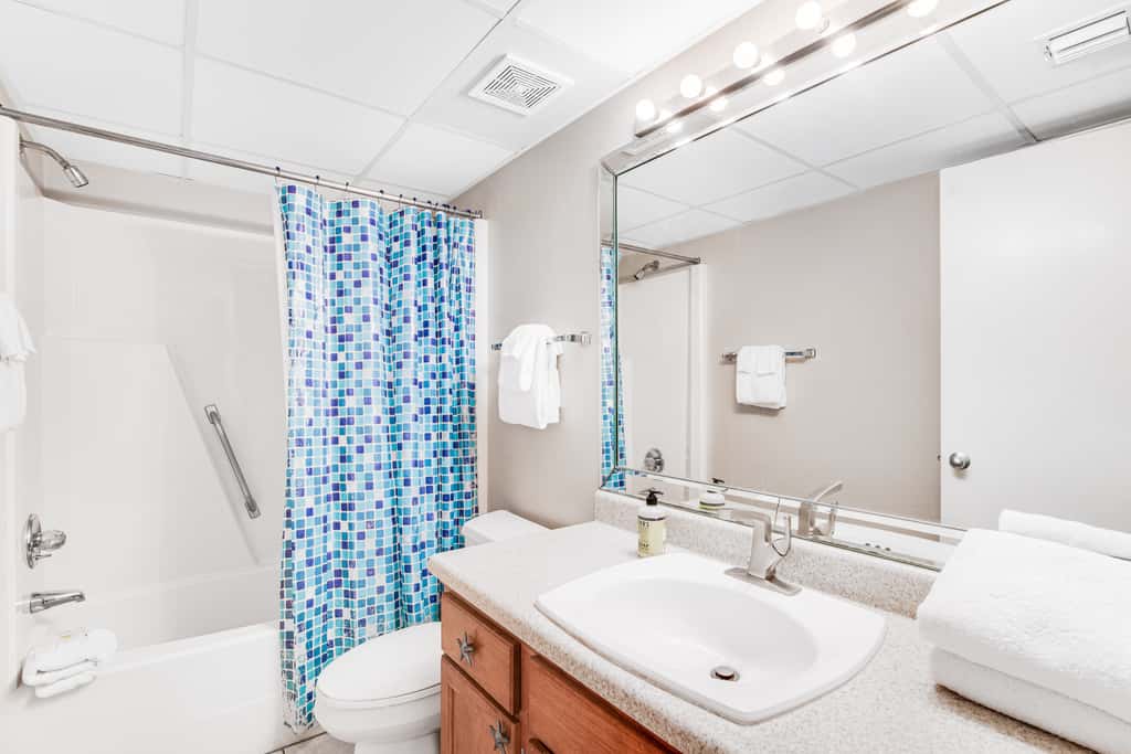 Waterfront beach condo w/ pool, hot tub & tennis available - balcony