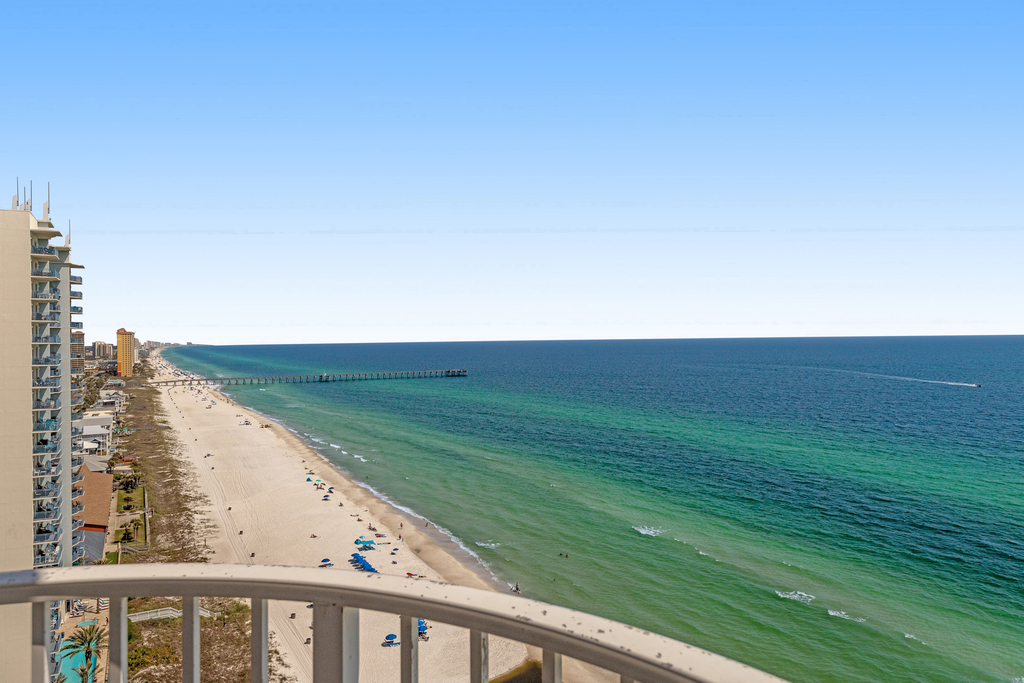 Resort style condo with shared pools, free WiFi and cable - steps to beach