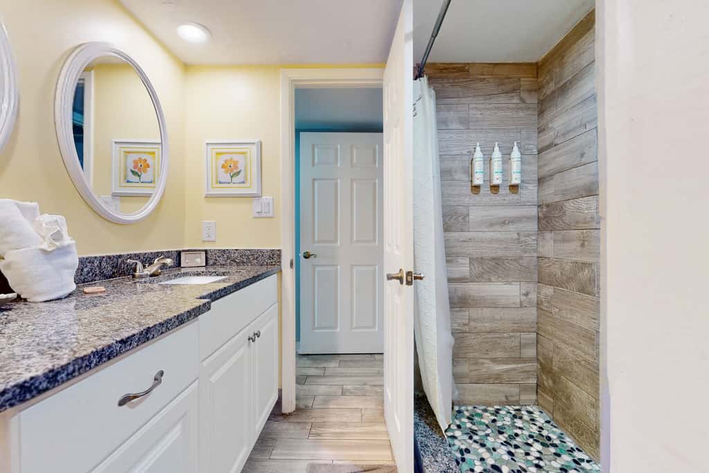 8th floor condo with Gulf views, balcony, pools, hot tubs, central AC, and WiFi