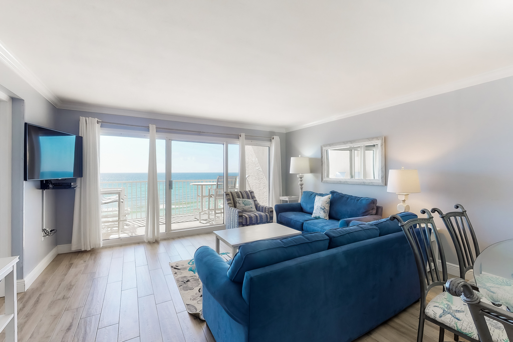 Inviting Oceanfront Condo with pool, Gym, Tennis, Gulf Views