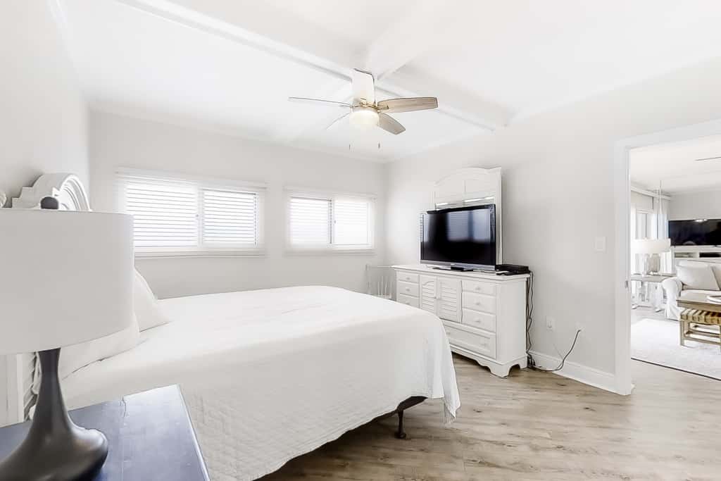 Magnificent Sixth-floor Oceanfront Condo with pool, Tennis & Gym