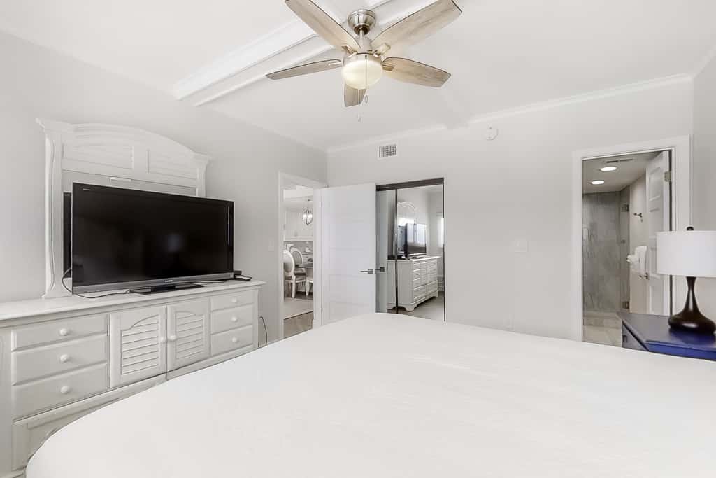 Magnificent Sixth-floor Oceanfront Condo with pool, Tennis & Gym