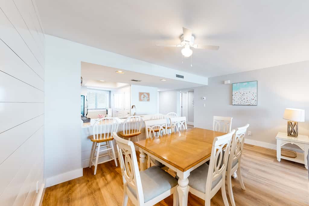 Gulf-front condo with HD flat-screen televisions Tiki bar & Sky bar on-site