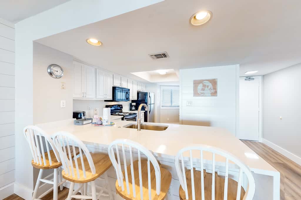 Gulf-front condo with HD flat-screen televisions Tiki bar & Sky bar on-site