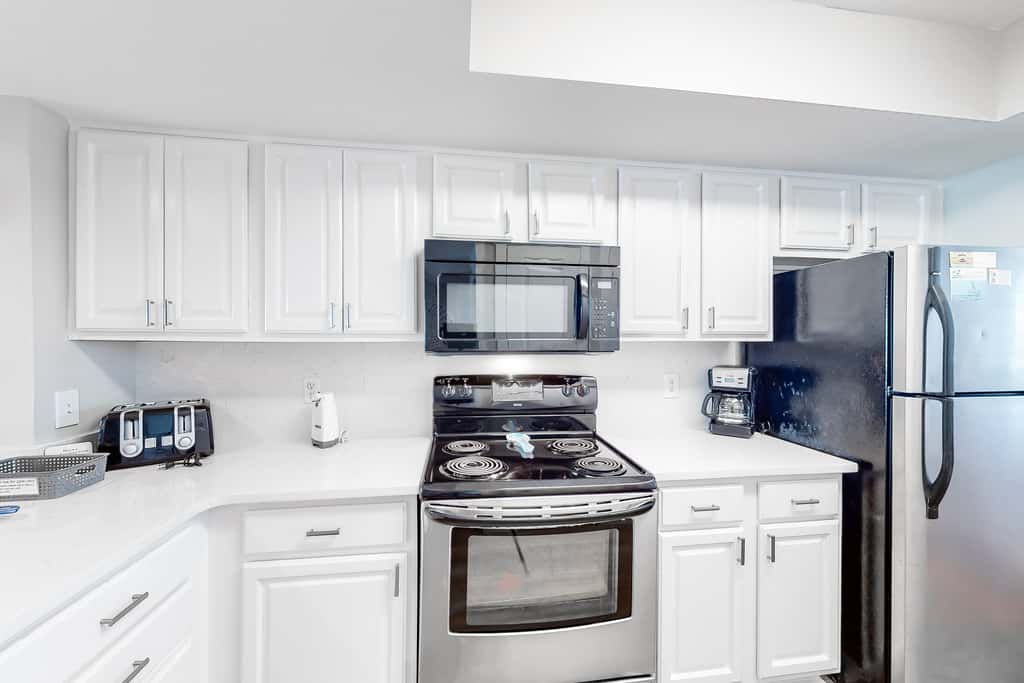 Gulf-front condo with HD flat-screen televisions Tiki bar & Sky bar on-site