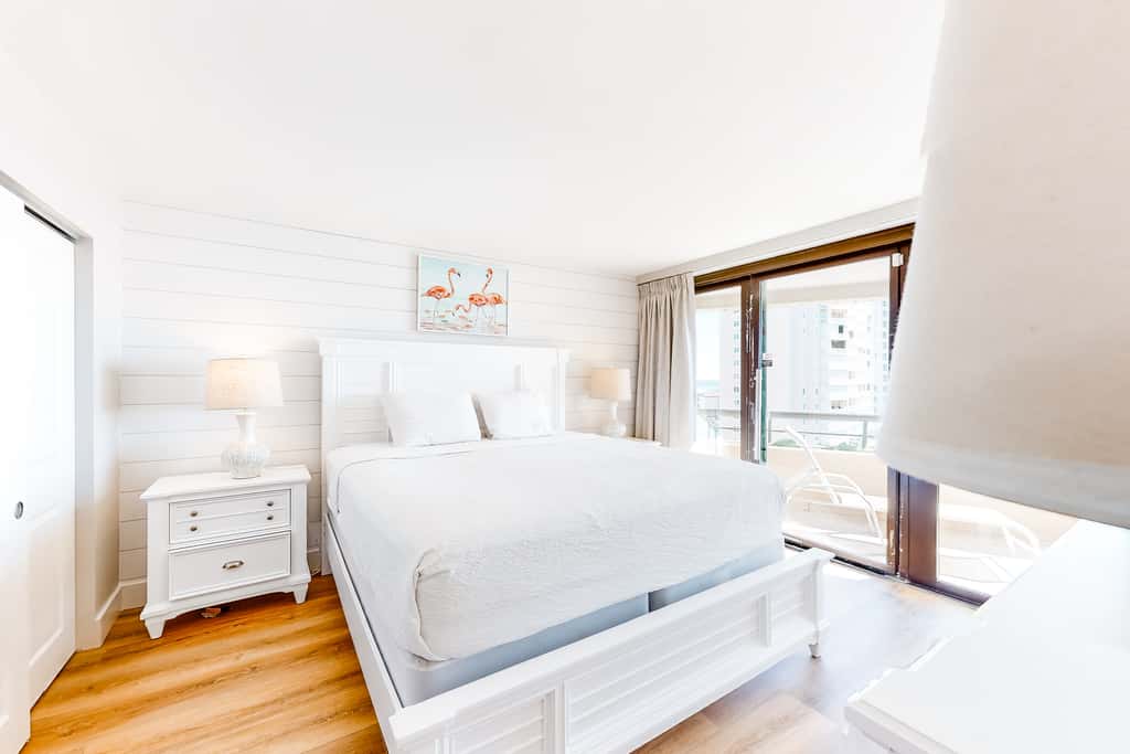 Gulf-front condo with HD flat-screen televisions Tiki bar & Sky bar on-site