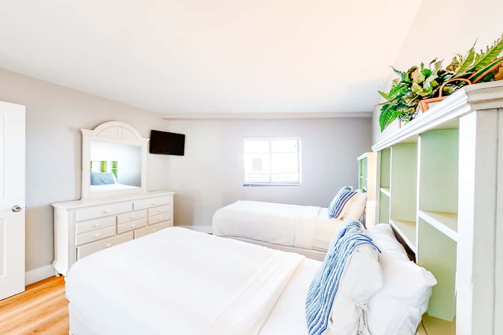 Gulf-front condo with HD flat-screen televisions Tiki bar & Sky bar on-site