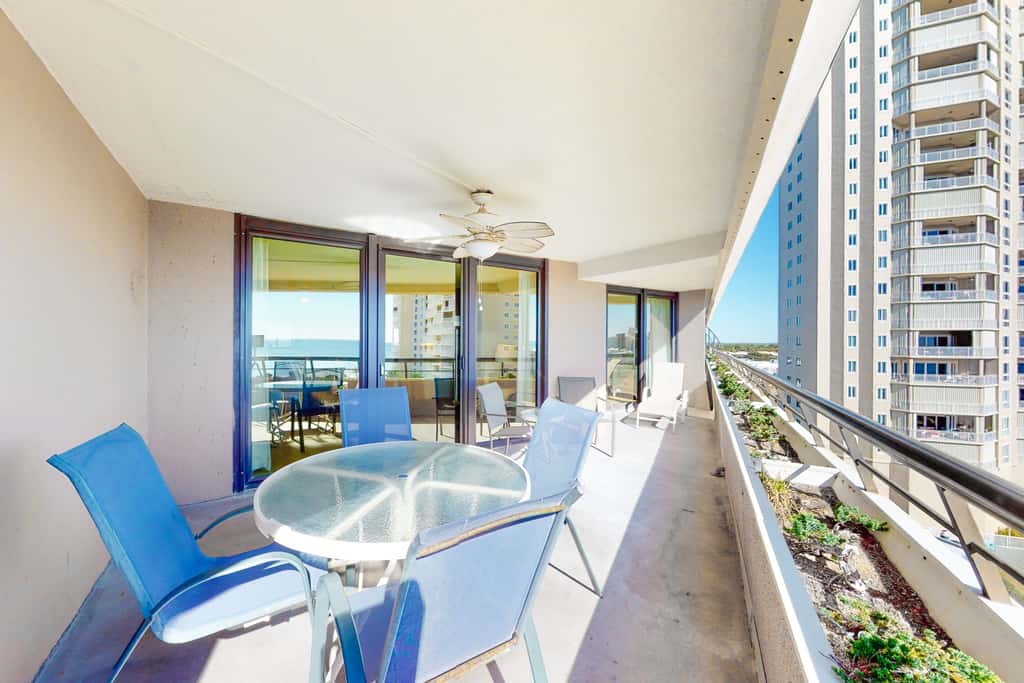 Gulf-front condo with HD flat-screen televisions Tiki bar & Sky bar on-site