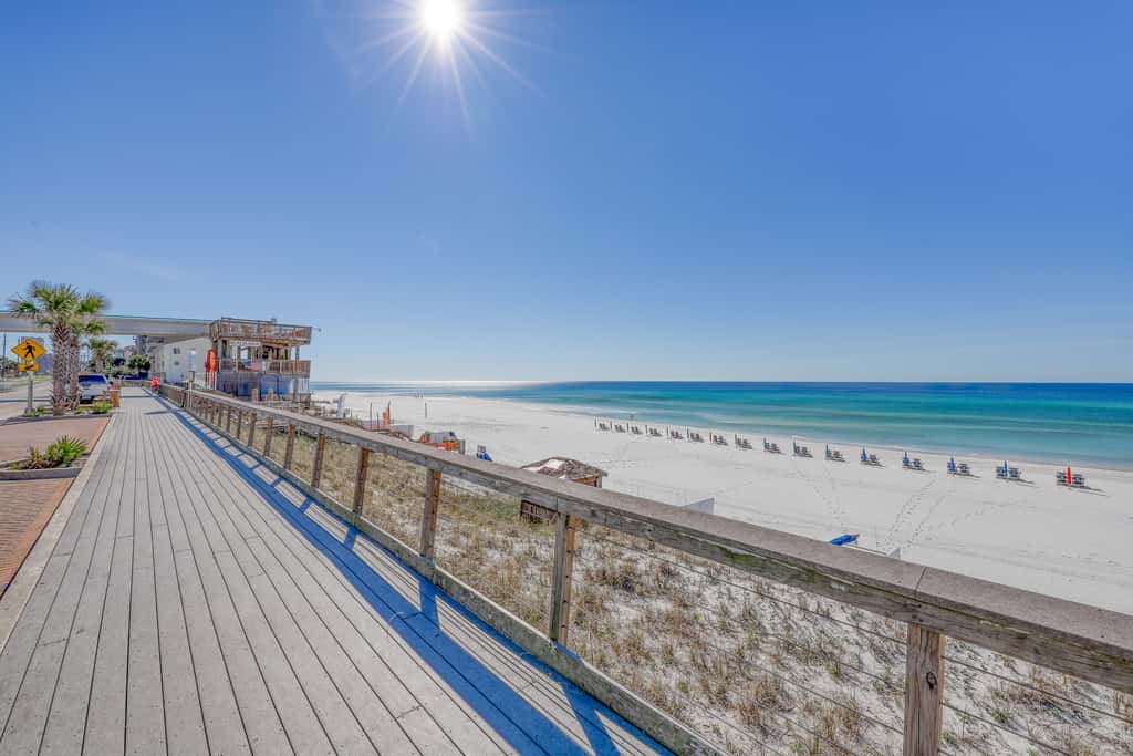 Gulf-front condo with HD flat-screen televisions Tiki bar & Sky bar on-site