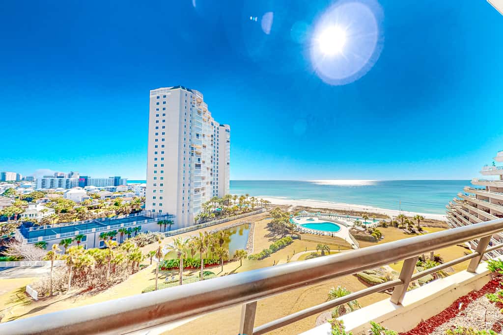 Gulf-front condo with HD flat-screen televisions Tiki bar & Sky bar on-site