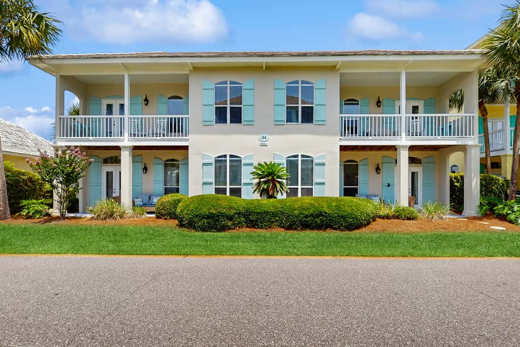 Exceptional private home pet friendly with private patio and shared pool