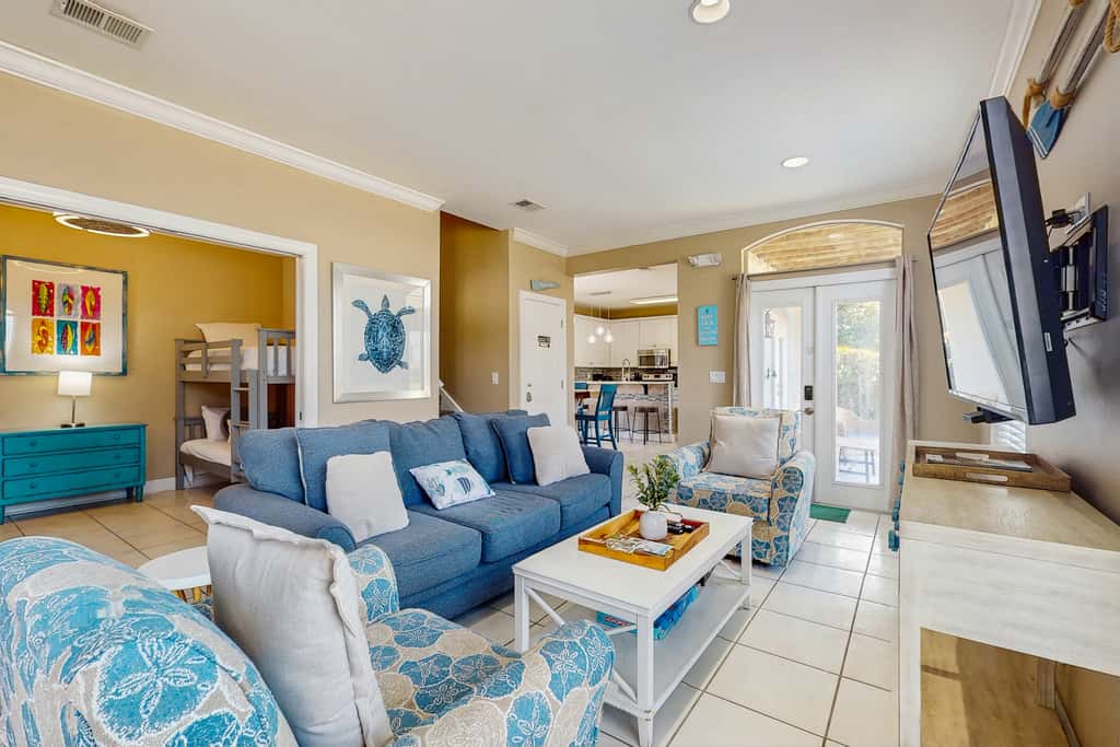 Exceptional private home pet friendly with private patio and shared pool