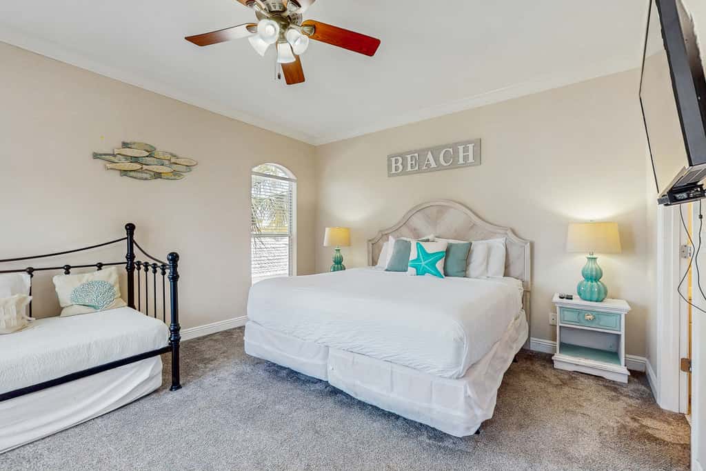 Exceptional private home pet friendly with private patio and shared pool