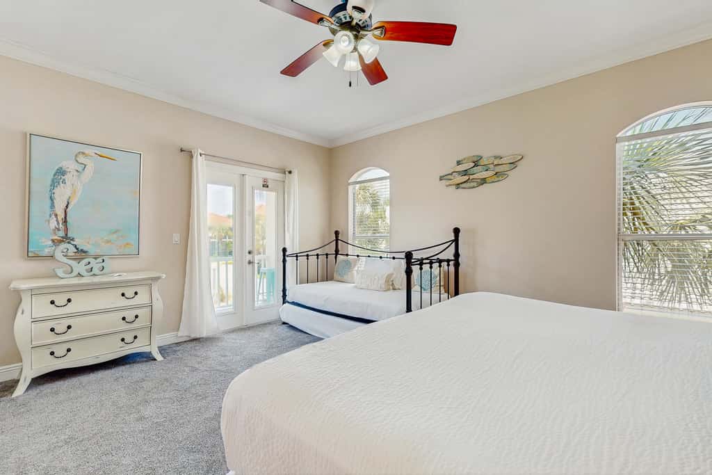 Exceptional private home pet friendly with private patio and shared pool