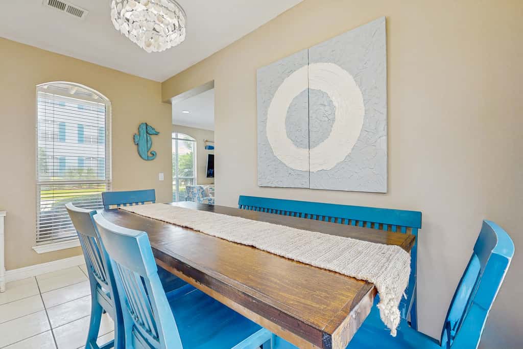 Exceptional private home pet friendly with private patio and shared pool