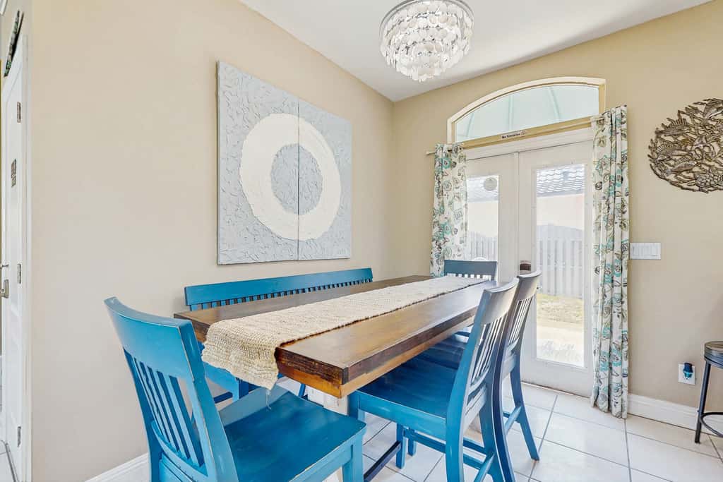 Exceptional private home pet friendly with private patio and shared pool