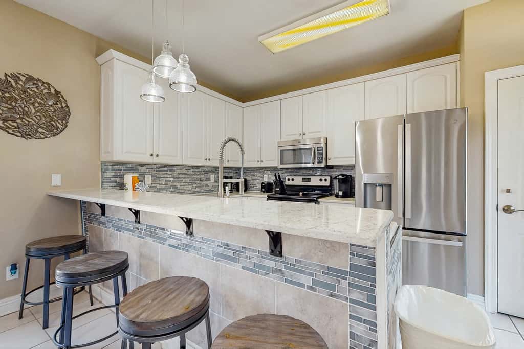 Exceptional private home pet friendly with private patio and shared pool