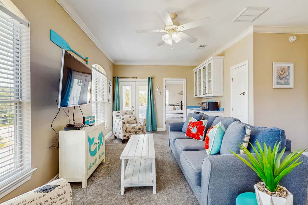 Exceptional private home pet friendly with private patio and shared pool