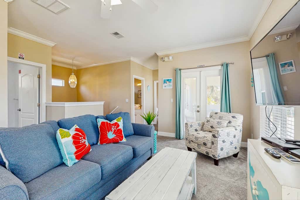 Exceptional private home pet friendly with private patio and shared pool