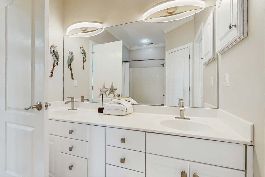 Exceptional private home pet friendly with private patio and shared pool