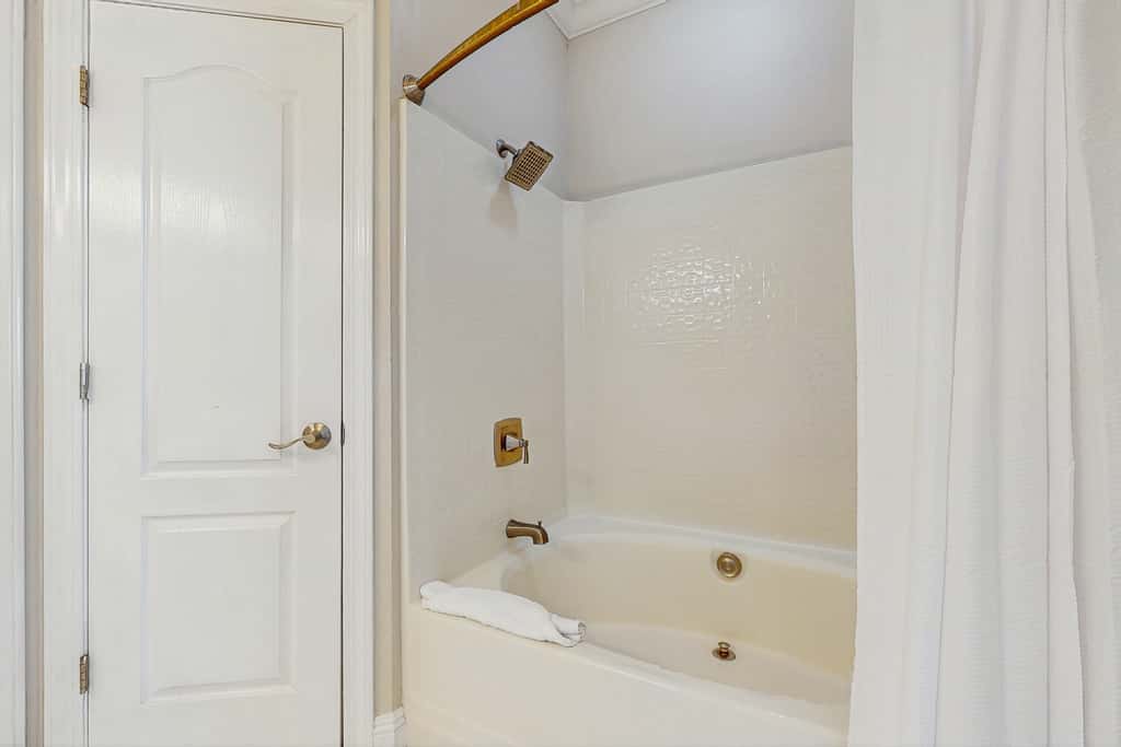 Exceptional private home pet friendly with private patio and shared pool