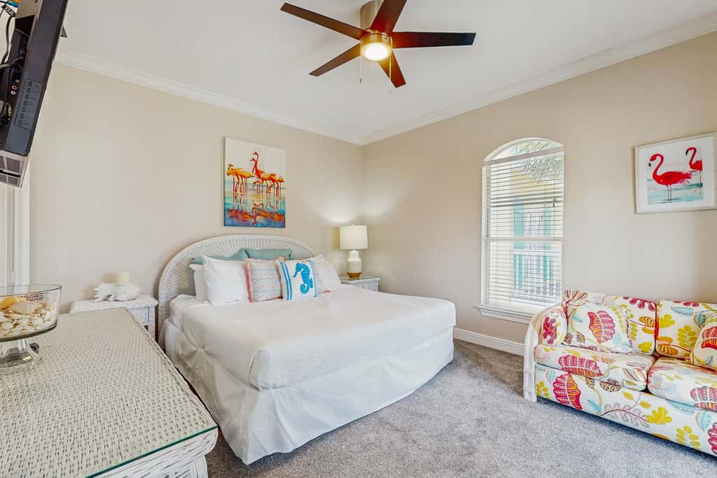 Exceptional private home pet friendly with private patio and shared pool