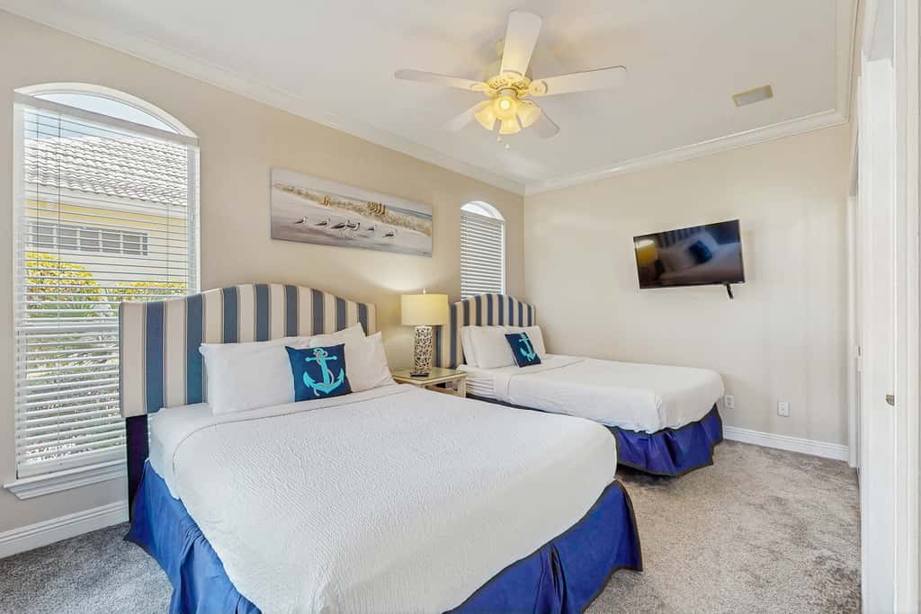 Exceptional private home pet friendly with private patio and shared pool