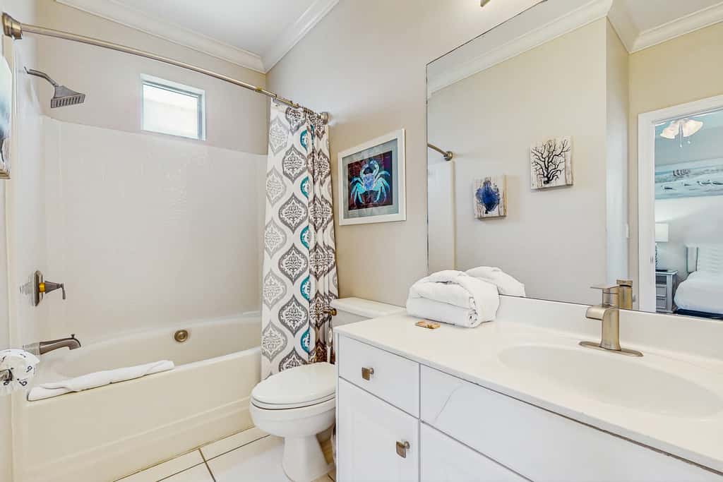 Exceptional private home pet friendly with private patio and shared pool