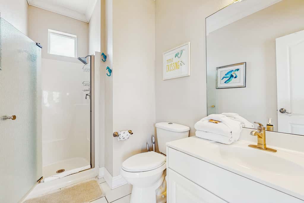 Exceptional private home pet friendly with private patio and shared pool