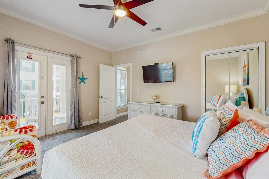 Exceptional private home pet friendly with private patio and shared pool