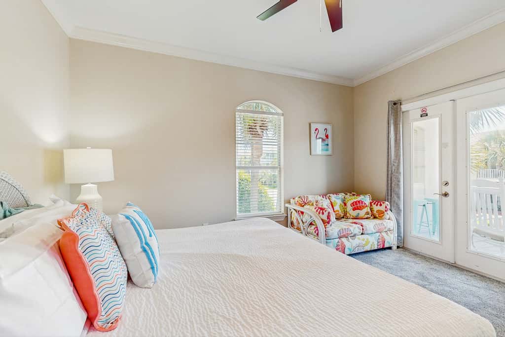 Exceptional private home pet friendly with private patio and shared pool