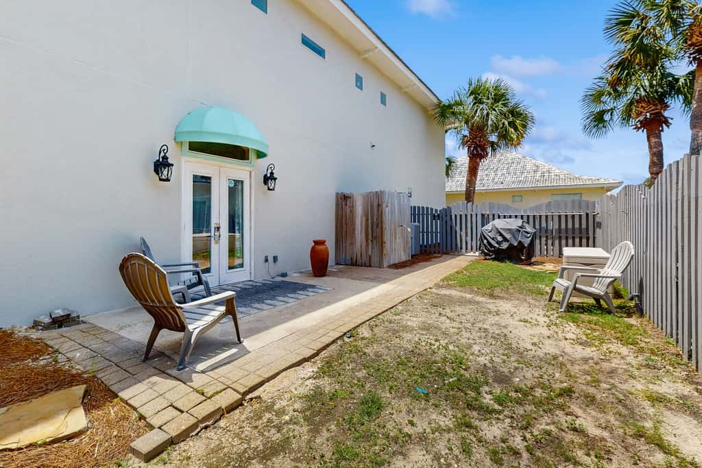 Exceptional private home pet friendly with private patio and shared pool