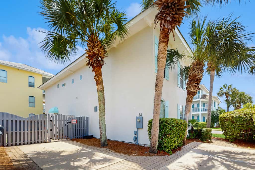 Exceptional private home pet friendly with private patio and shared pool