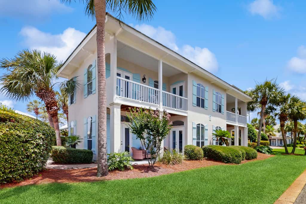 Exceptional private home pet friendly with private patio and shared pool