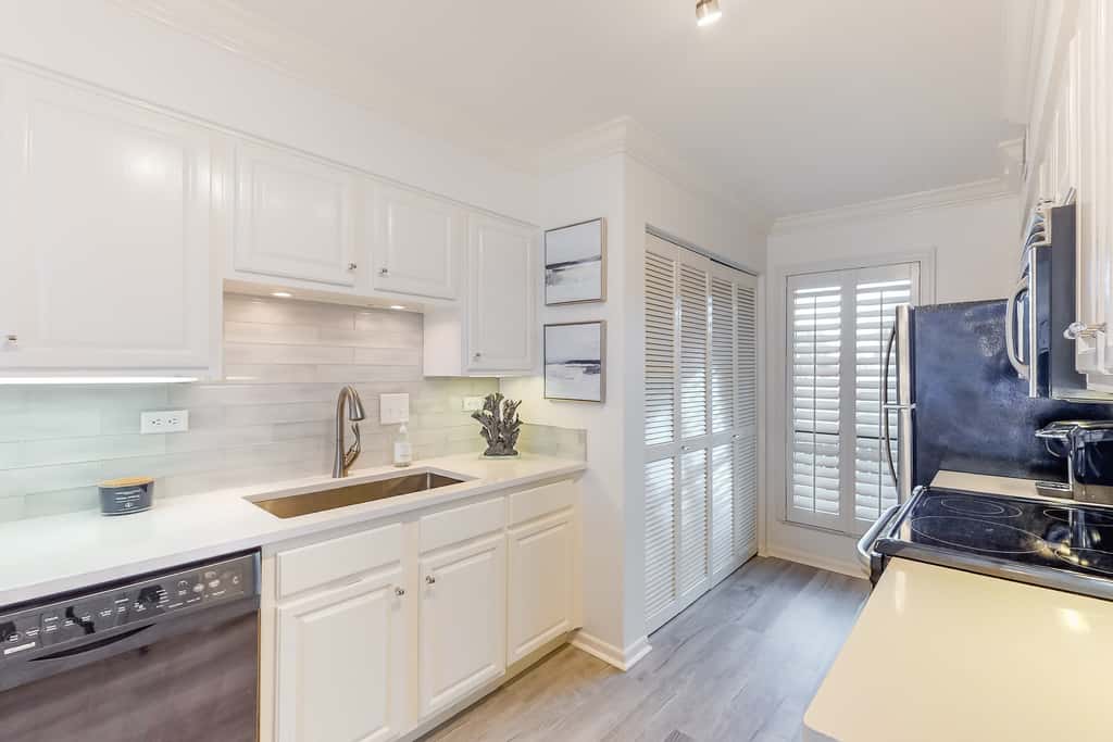 Ocean-view condo with pools & hot tub, balcony, central AC, W&D