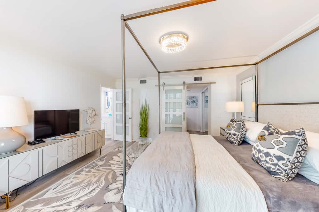 Ocean-view condo with pools & hot tub, balcony, central AC, W&D