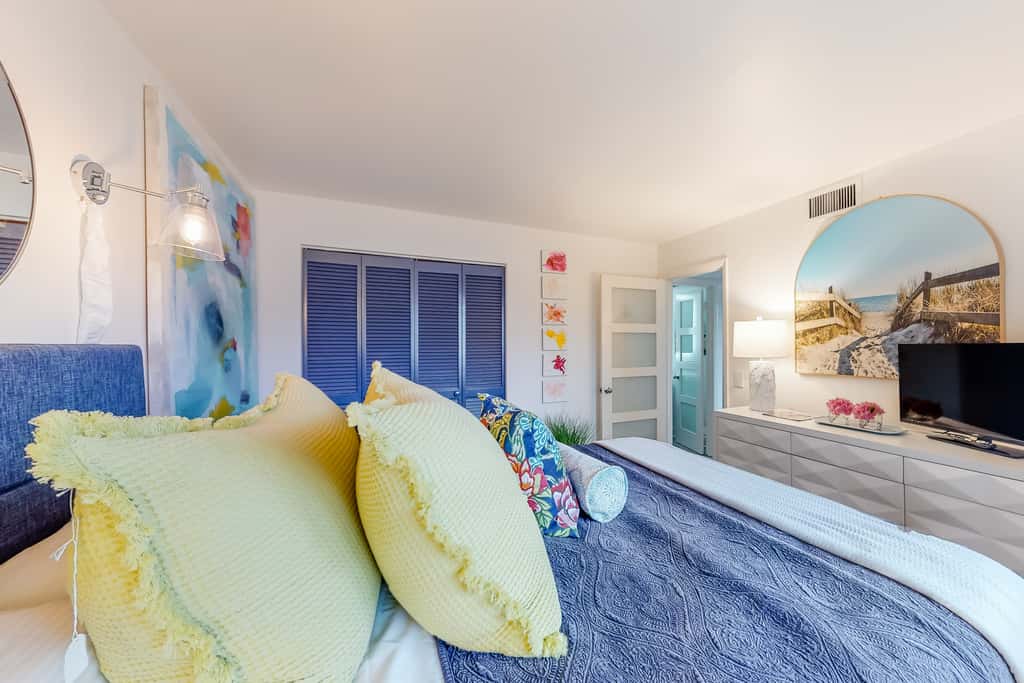 Ocean-view condo with pools & hot tub, balcony, central AC, W&D