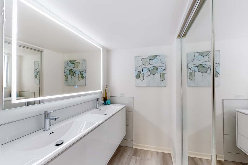 Ocean-view condo with pools & hot tub, balcony, central AC, W&D