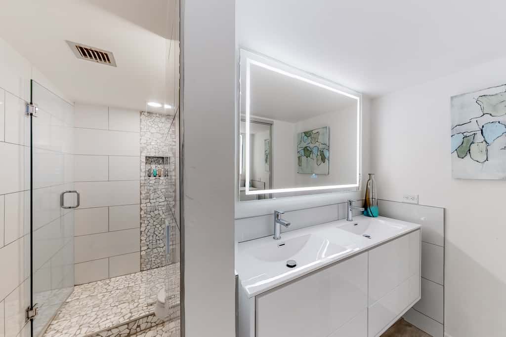 Ocean-view condo with pools & hot tub, balcony, central AC, W&D