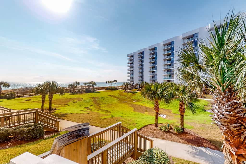 Ocean-view condo with pools & hot tub, balcony, central AC, W&D
