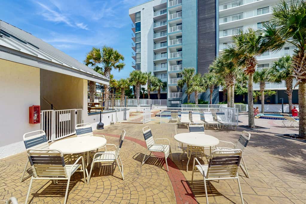 Gulf-front condo with pool, hot tub & included beach service