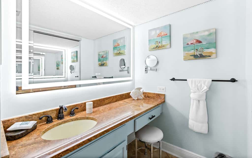 Gulf-front condo with pool, hot tub & included beach service
